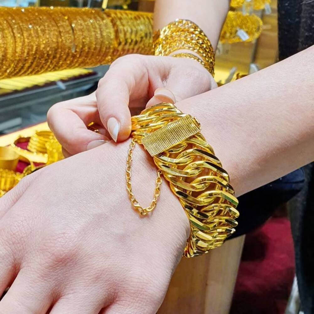 Tại sao đeo vàng thật bị ngứa? Làm gì khi đeo vàng bị ngứa