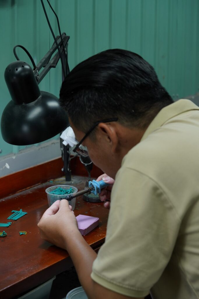 Người thợ kim hoàn đang chế tác viên kim cương tự nhiên