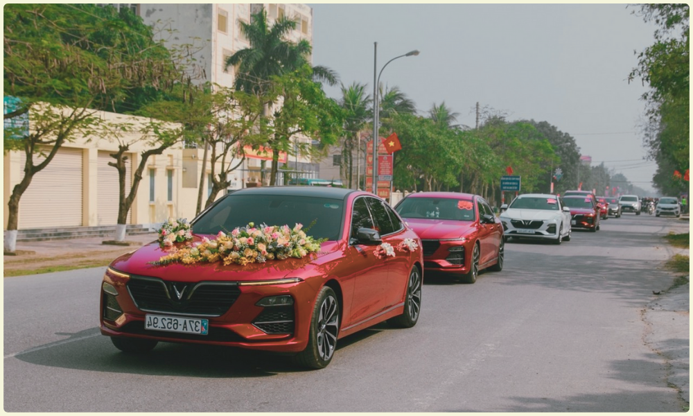 Đoàn xe rước dâu gồm xe hoa, xe bưng quả, xe chở khách