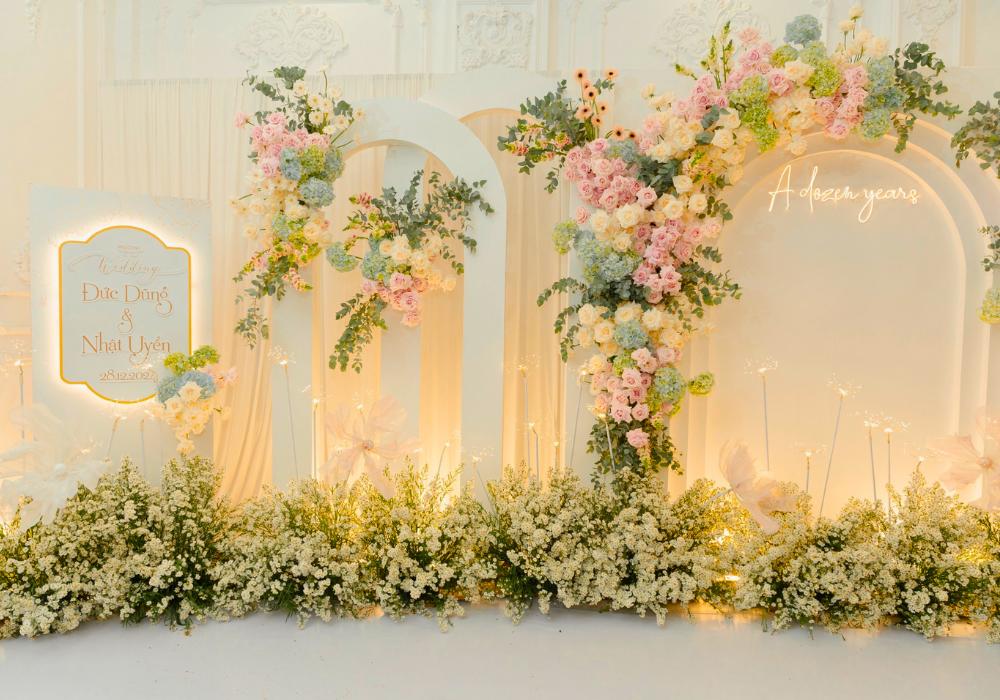 Kiểu backdrop đám cưới handmade từ vải lụa