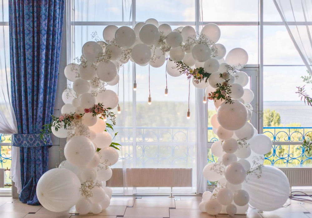 Mẫu backdrop đám cưới làm bằng bong bóng