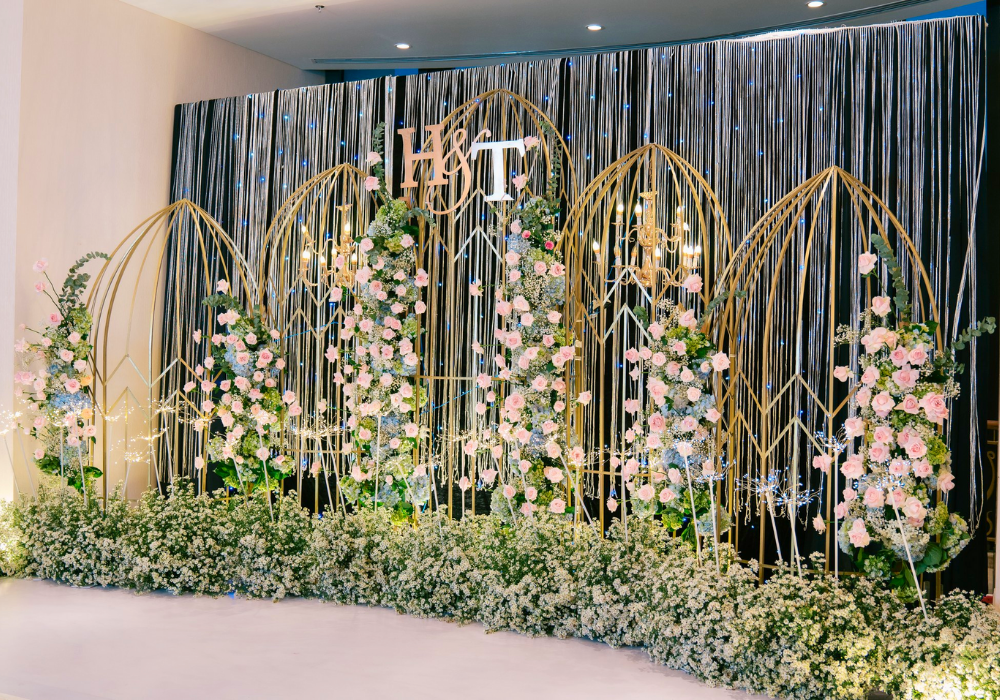 Backdrop đám cưới làm từ hoa tươi