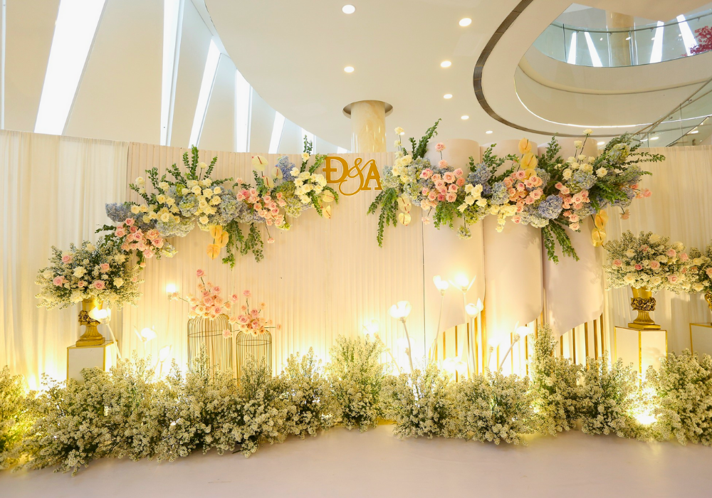 Kiểu backdrop đám cưới rèm voan
