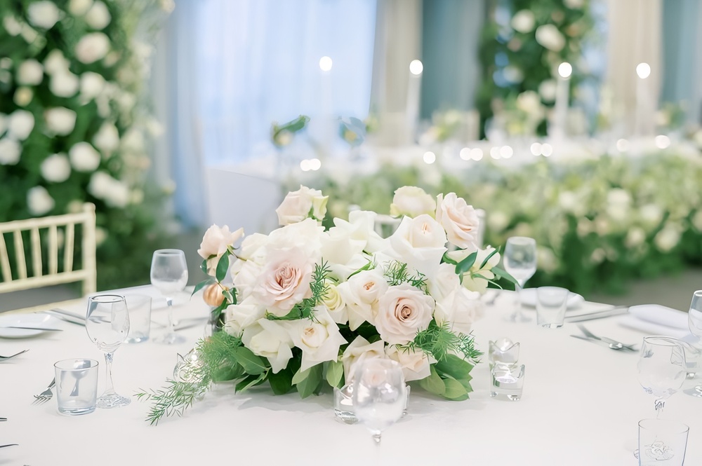Lựa chọn mẫu hoa để bàn đám cưới theo tông màu trắng, pastel hoặc rực rỡ