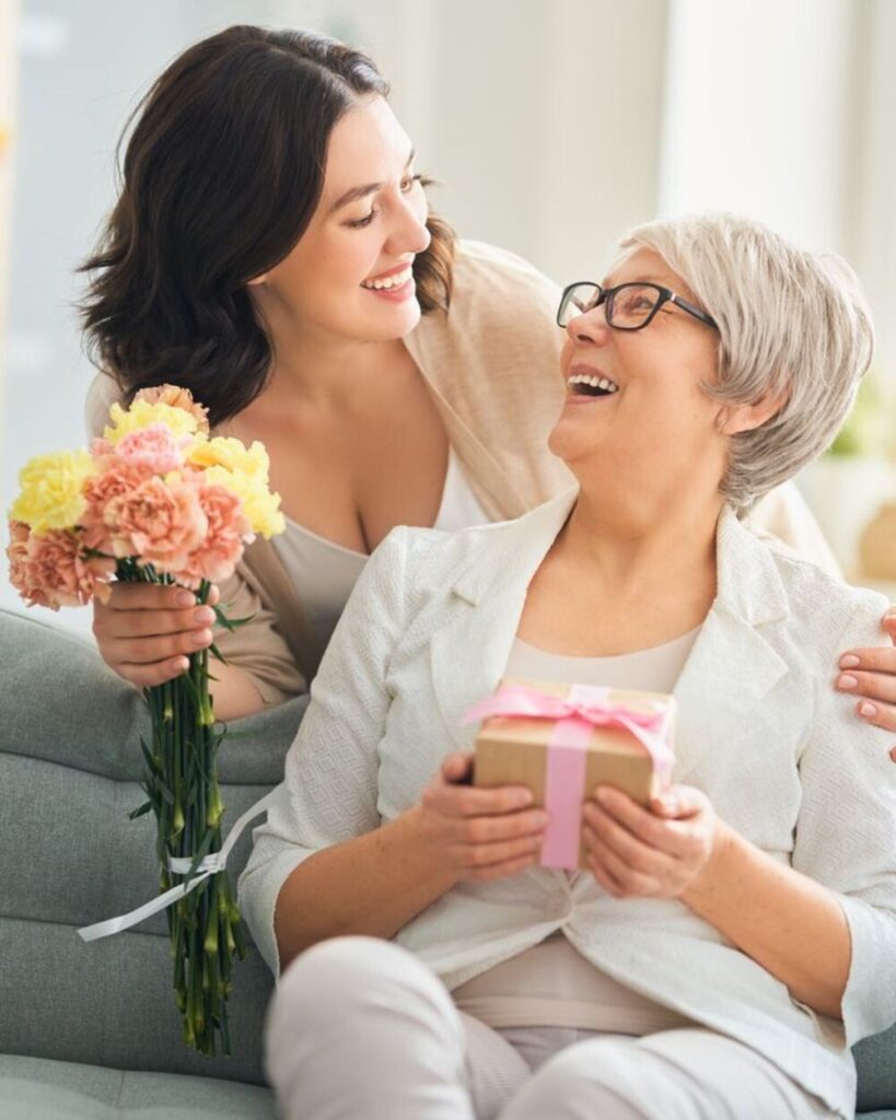 Gợi ý 100+ món quà tặng mẹ ý nghĩa, thiết thực nhất