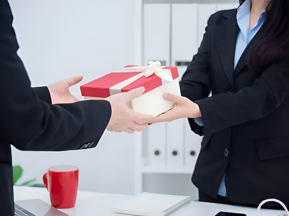 Gợi ý 100+ món quà tặng sếp nam nữ cao cấp, ý nghĩa