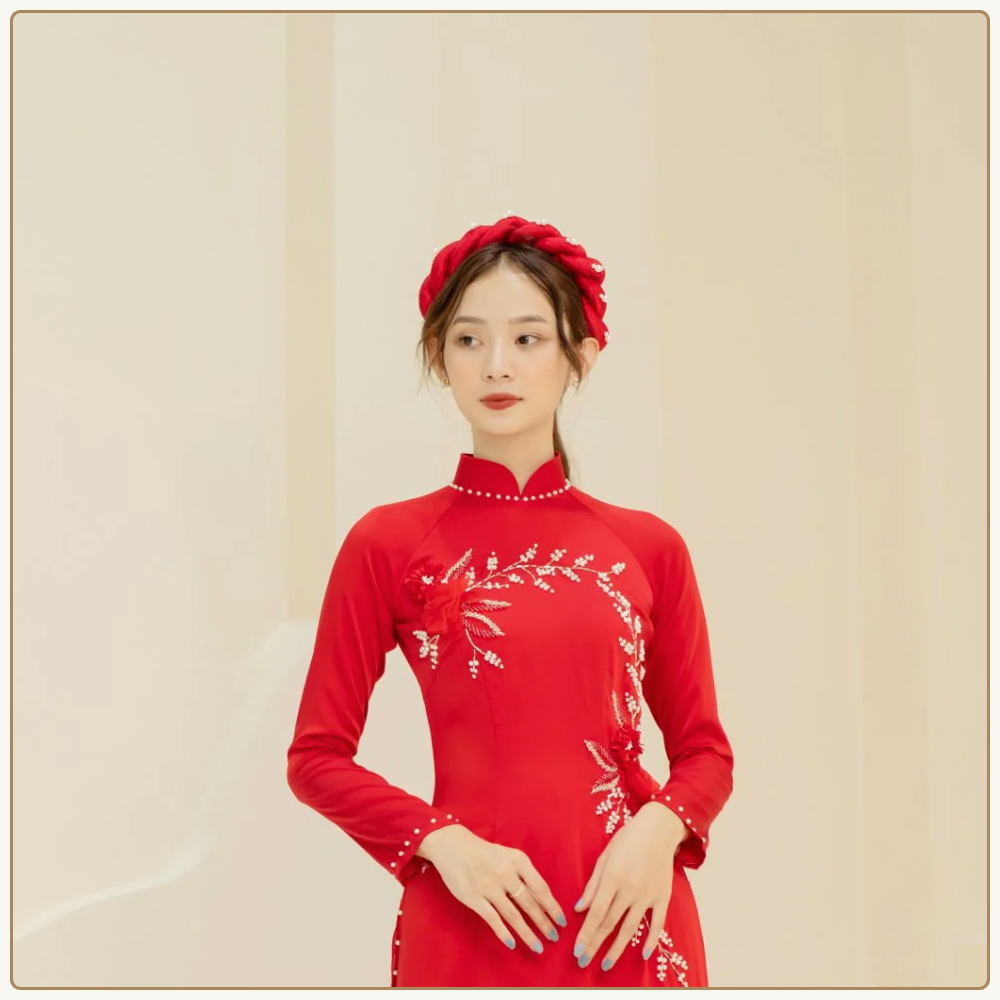 Áo dài đỏ phối cùng mấn cô dâu đỏ
