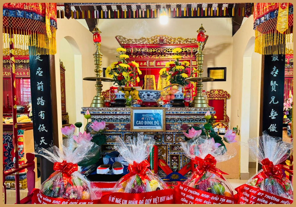 Dâng hương tại đền thờ trong lễ giỗ tổ nghề kim hoàn