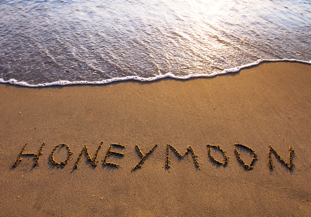 Tuần trăng mật tiếng Anh là honeymoon