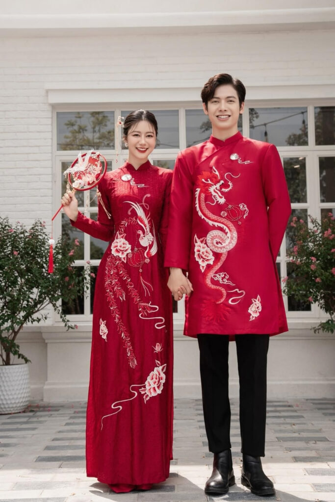 30+ mẫu áo dài cưới đẹp, sang trọng, xu hướng hiện nay 28 Áo dài cưới cặp đôi hình rồng phụng
