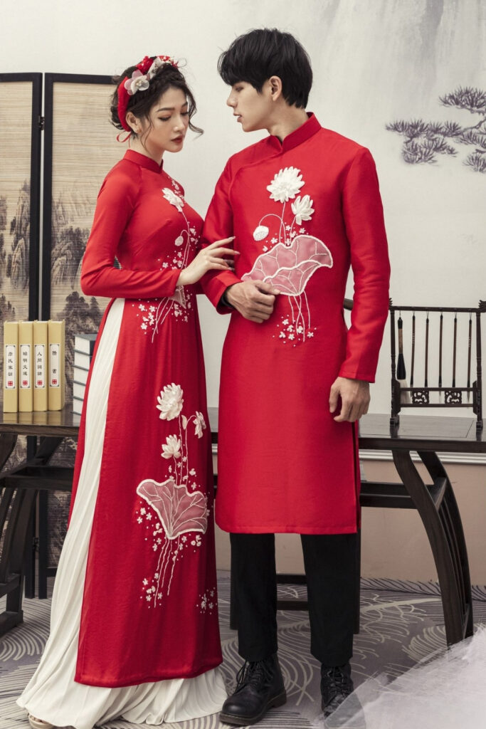 30+ mẫu áo dài cưới đẹp, sang trọng, xu hướng hiện nay 29 Áo dài cưới cặp đôi hoạ tiết hoa sen