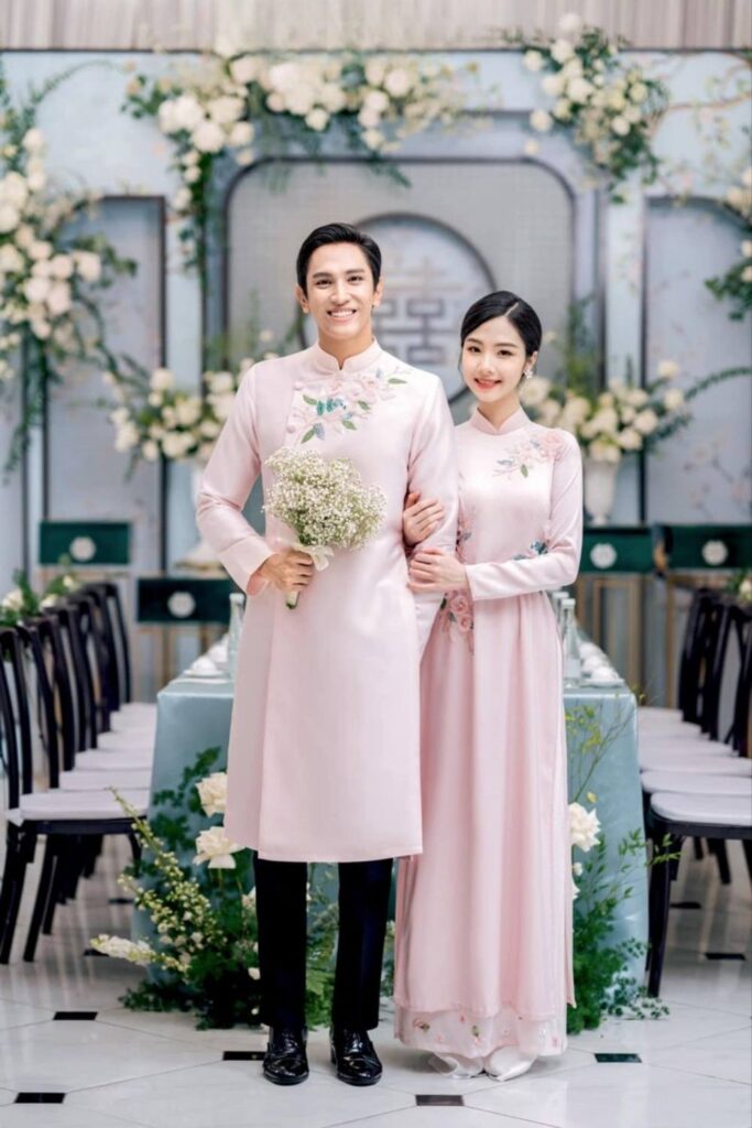 30+ mẫu áo dài cưới đẹp, sang trọng, xu hướng hiện nay 24 Áo dài cưới cô dâu màu hồng kết hoa nổi