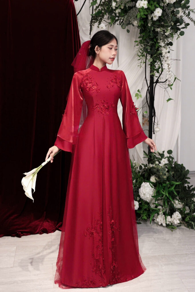 30+ mẫu áo dài cưới đẹp, sang trọng, xu hướng hiện nay 8 Áo dài cưới màu đỏ thêu hoa