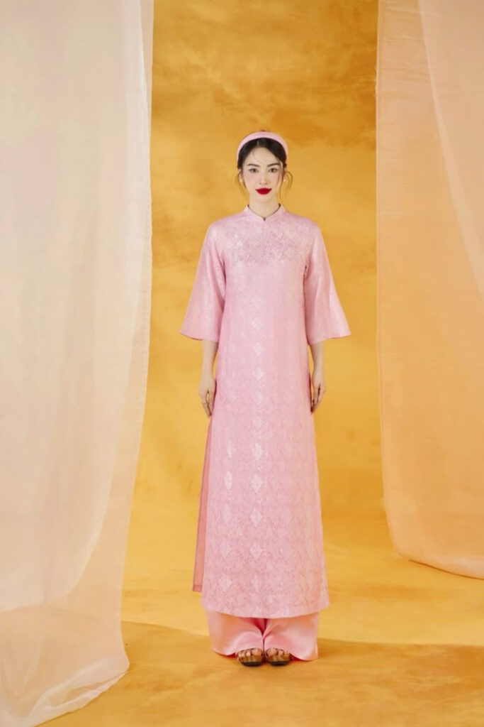 30+ mẫu áo dài cưới đẹp, sang trọng, xu hướng hiện nay 26 Áo dài cưới hồng gấm lụa đồng tiền