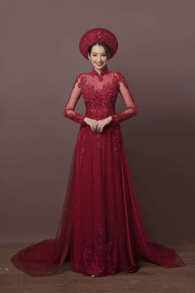 30+ mẫu áo dài cưới đẹp, sang trọng, xu hướng hiện nay 6 Áo dài cô dâu ren màu đỏ