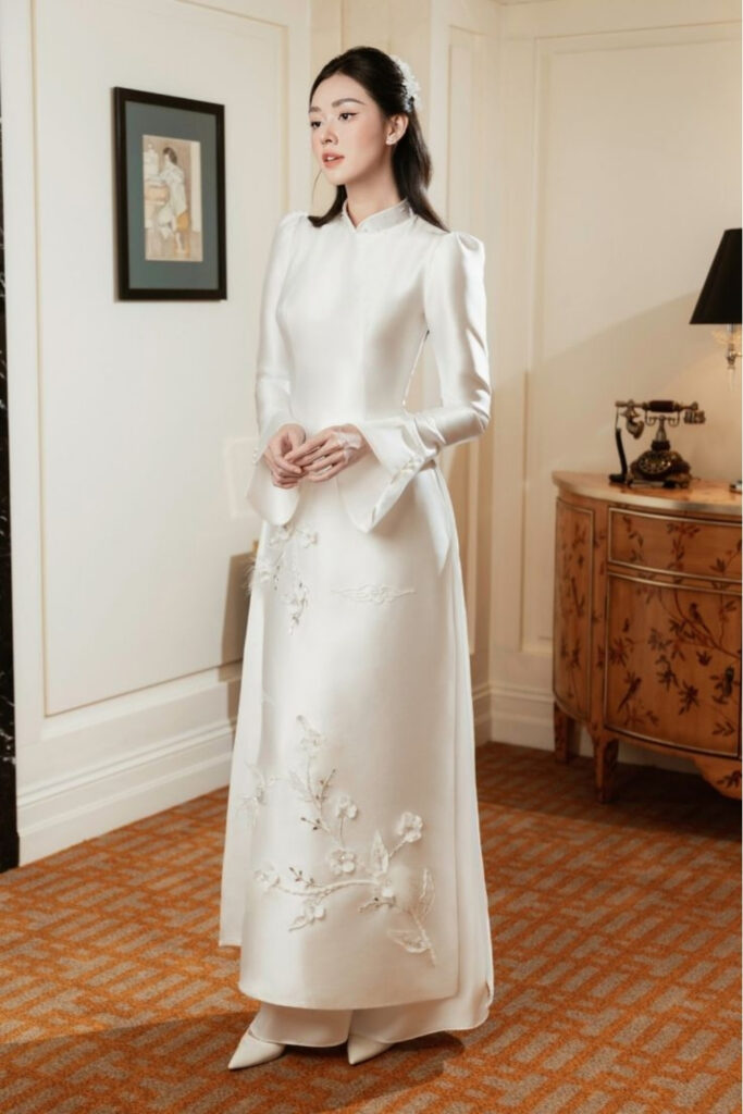 30+ mẫu áo dài cưới đẹp, sang trọng, xu hướng hiện nay 9 Áo dài cưới màu trắng đơn giản