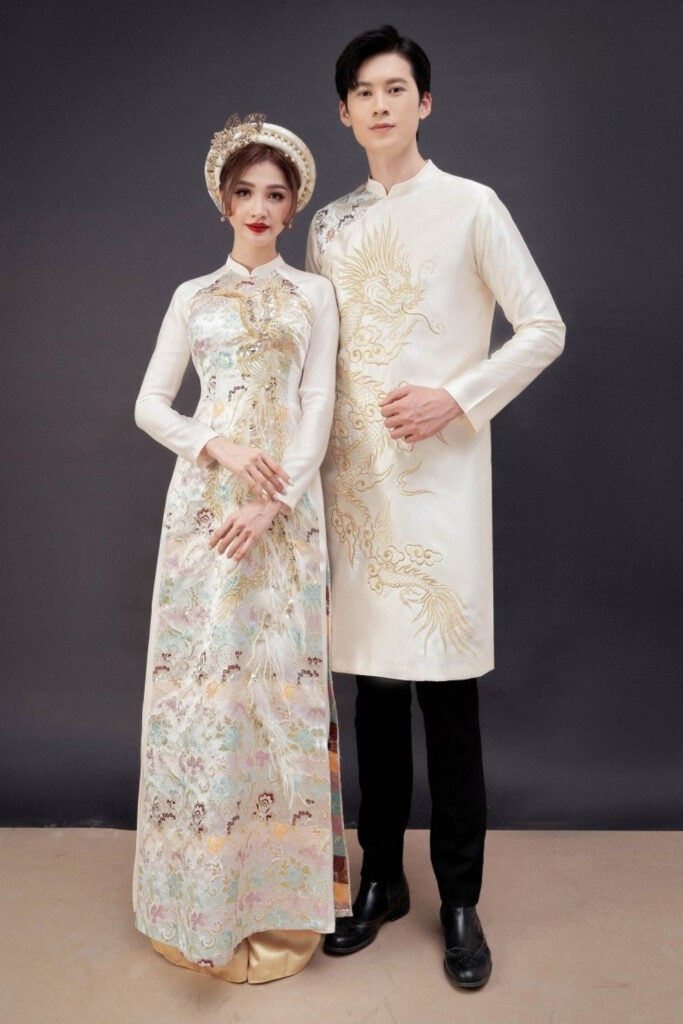 30+ mẫu áo dài cưới đẹp, sang trọng, xu hướng hiện nay 16 Áo dài cưới màu vàng đuôi kết hạt