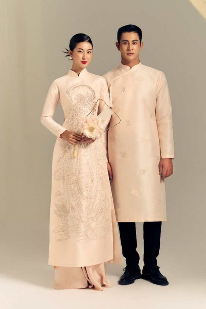 30+ mẫu áo dài cưới đẹp, sang trọng, xu hướng hiện nay 18 Áo dài cưới màu vàng gấm xốp