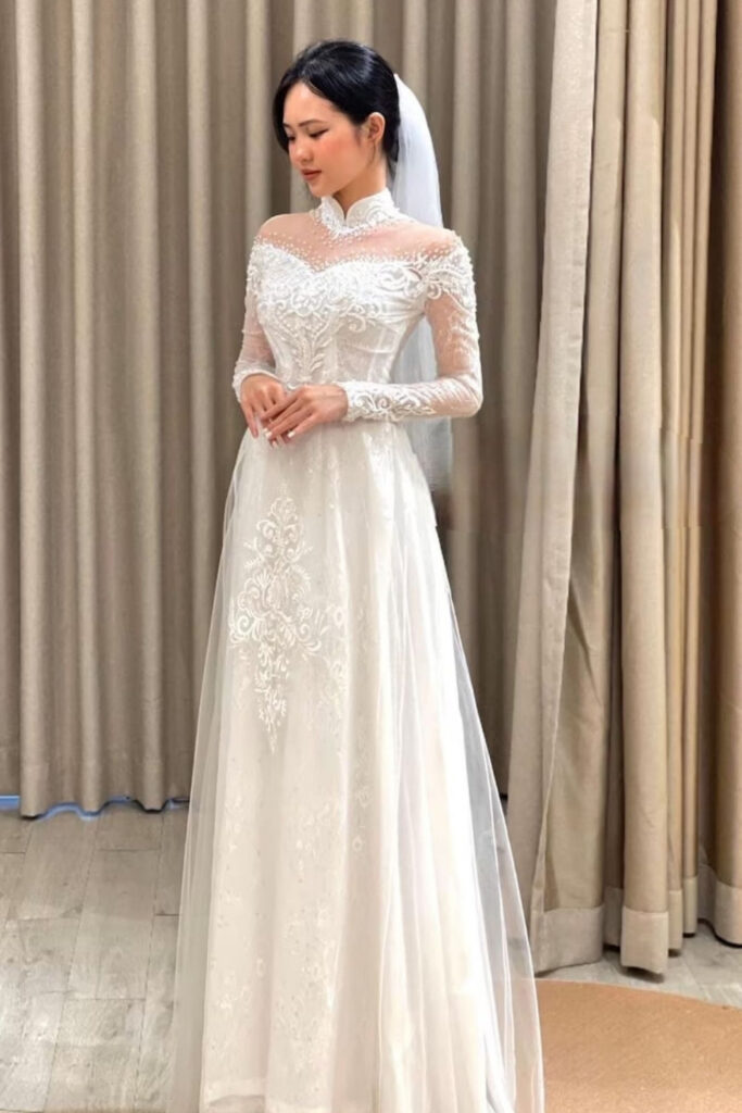 30+ mẫu áo dài cưới đẹp, sang trọng, xu hướng hiện nay 14 Áo dài cưới trắng cổ thuyền