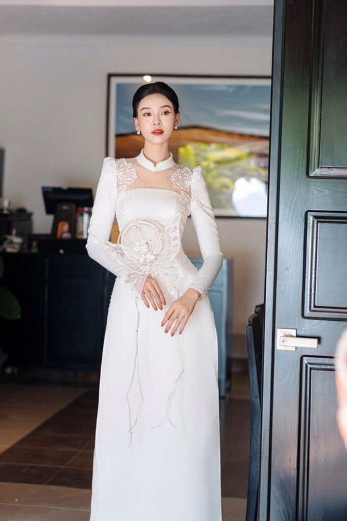 30+ mẫu áo dài cưới đẹp, sang trọng, xu hướng hiện nay 11 Áo dài cưới cô dấu trắng trễ vai