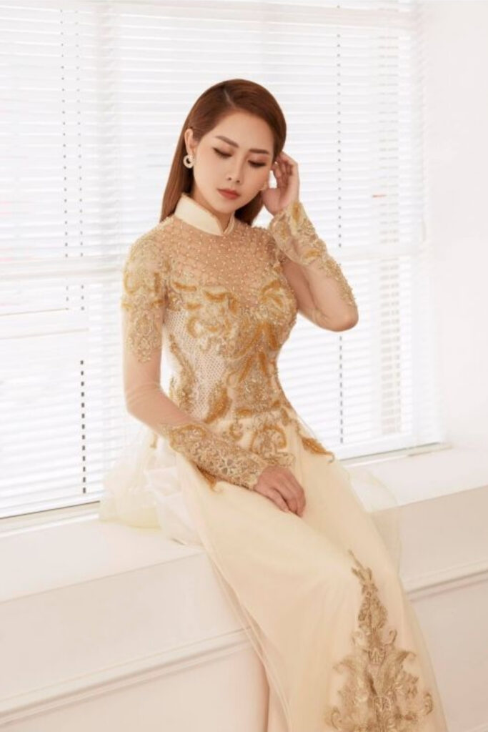 30+ mẫu áo dài cưới đẹp, sang trọng, xu hướng hiện nay 17 Áo dài cưới vàng cổ thuyền
