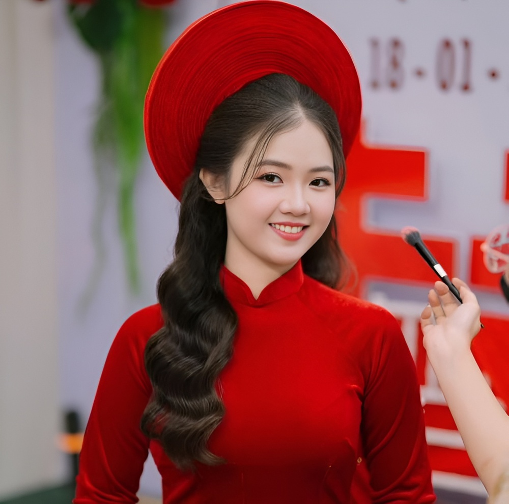 20+ kiểu tóc cô dâu đẹp nhất hiện nay, phù hợp với khuôn mặt 26 Các kiểu tóc cho cô dâu mặt tròn đầy là kiểu tóc xoăn nhẹ, thả tự nhiên hoặc buộc nửa đầu