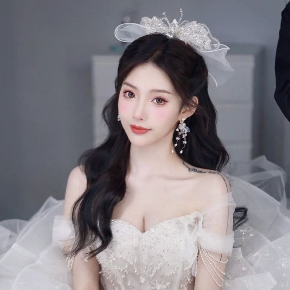 20+ kiểu tóc cô dâu đẹp nhất hiện nay, phù hợp với khuôn mặt 13 Kiểu tóc cô dâu búi nửa đầu, xõa xoăn là một trong các kiểu tóc cô dâu đẹp