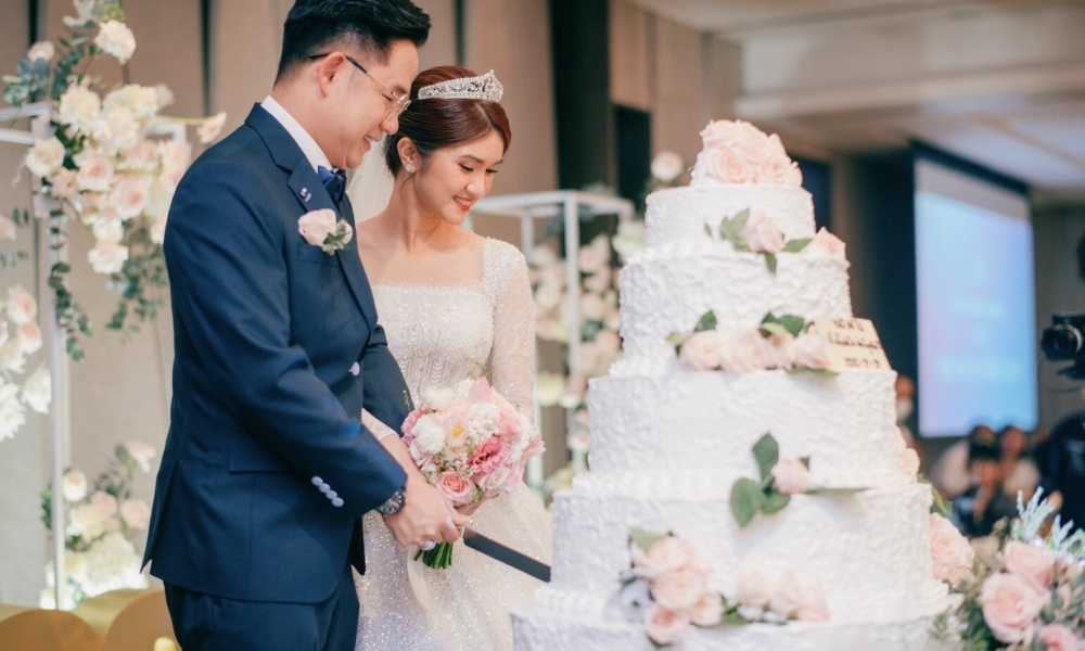 Cắt bánh cưới 4 tầng