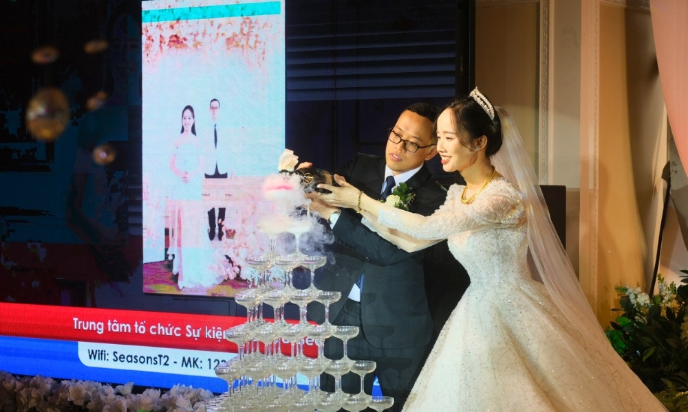 Rót rượu tháp ly champagne