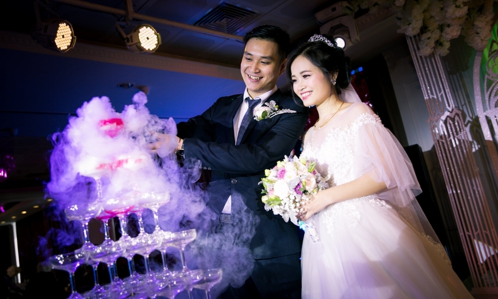 Rót rượu tháp ly vang đỏ