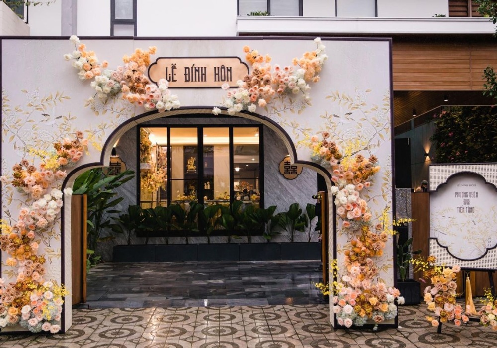 40+ Mẫu cổng đám cưới, cổng hoa cưới đẹp 2026 |5 bước tự decor 31 Cổng đám cưới màu cam pastel mẫu 1