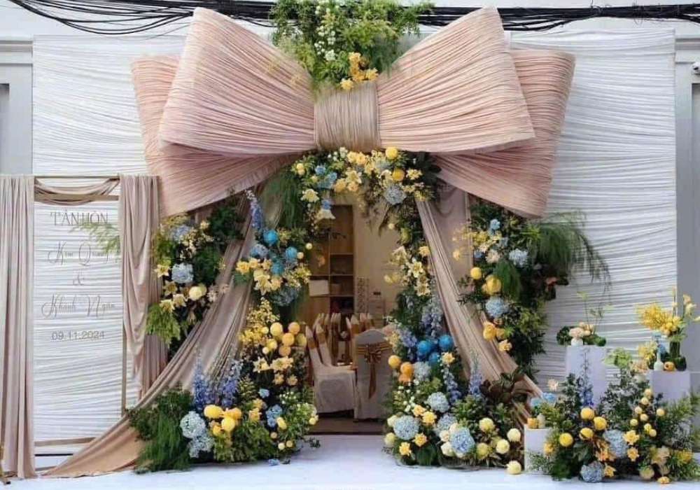 40+ Mẫu cổng đám cưới, cổng hoa cưới đẹp 2026 |5 bước tự decor 35 Cổng đám cưới nơ mẫu 1
