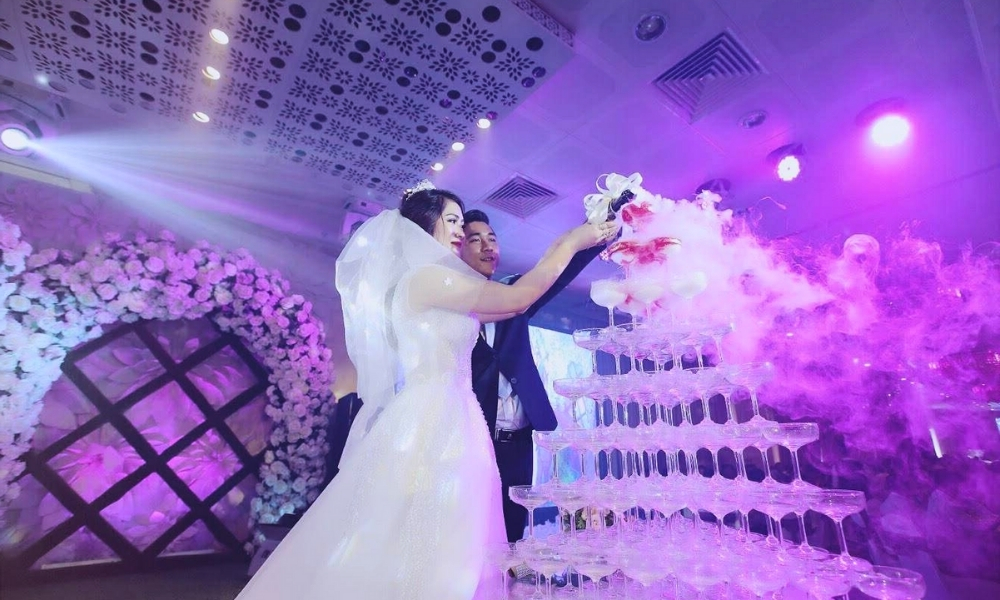 Ý nghĩa cắt bánh cưới rót rượu Sampanh rất thiêng liêng