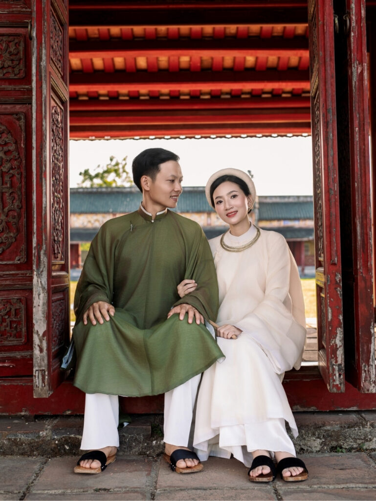 Kinh nghiệm chụp ảnh cưới cổ phục Việt Nam từ A-Z 8 tạo dáng nghiêm túc khi chụp ảnh cưới cổ phục