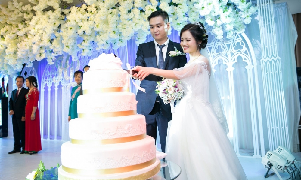 Tư thế đẹp giúp khoảng khắc tăng ý nghĩa cắt bánh cưới rót rượu