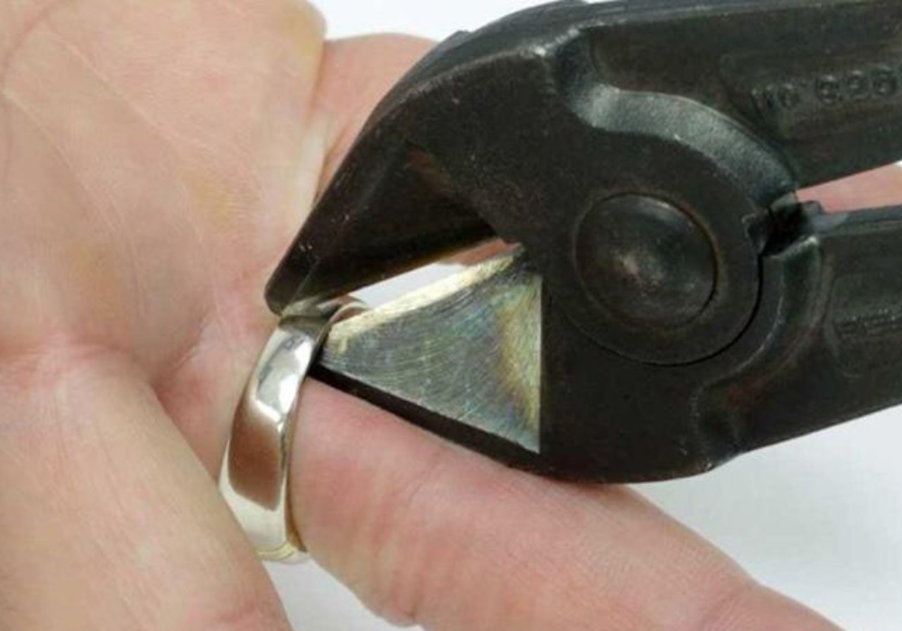 Dùng kềm cắt nhẫn chuyên dụng để tháo nhẫn bị chật