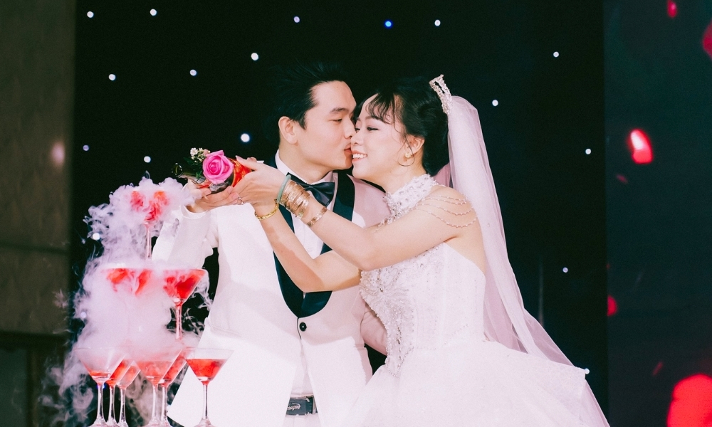 Lời dẫn cắt bánh cưới và rót rượu sampanh