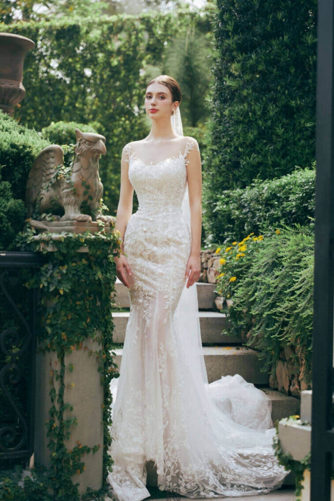 10+ Mẫu váy cưới cho cô dâu vai rộng che mọi khuyết điểm 6 Váy cưới sát nách có cổ cho cô dâu vai rộng bắp tay to
