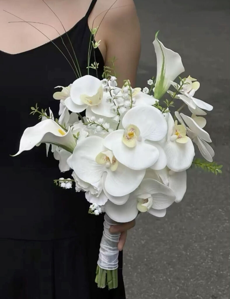30+ Mẫu hoa cưới Lan Hồ Điệp cầm tay trắng, hồng ý nghĩa, sang trọng 11 Bó hoa cưới Lan Hồ Điệp mix tone trắng 1