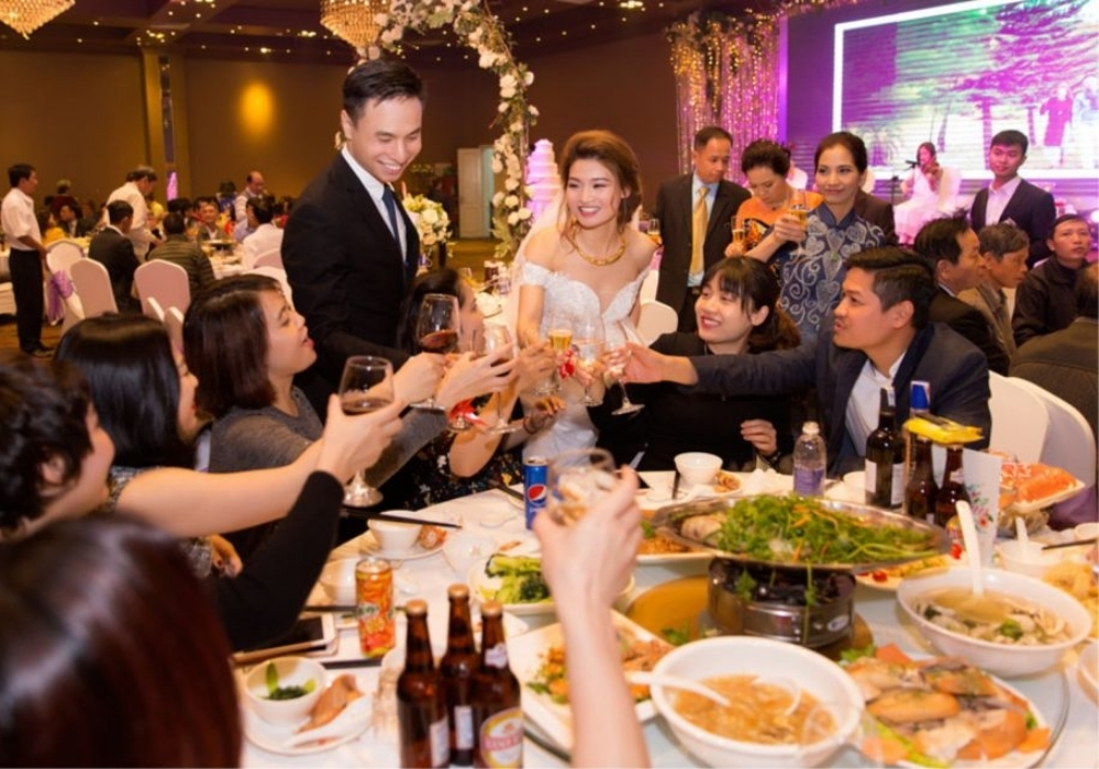 Hướng dẫn cách mời rượu đám cưới khéo, lịch sự và tinh tế 5 Cách mời rượu đám cưới dành cho cô dâu chú rể