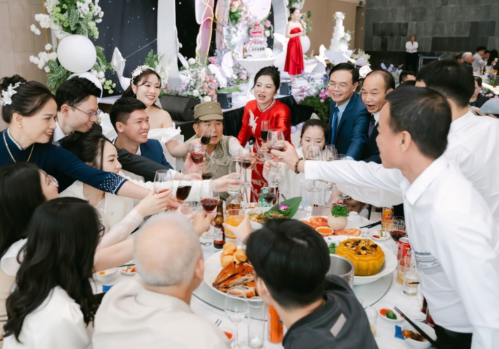 Hướng dẫn cách mời rượu đám cưới khéo, lịch sự và tinh tế 8 Cách mời rượu đám cưới dành cho khách mời