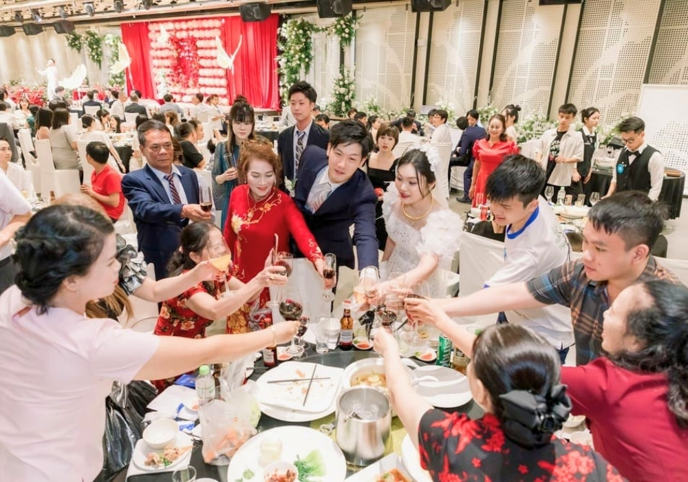 Hướng dẫn cách mời rượu đám cưới khéo, lịch sự và tinh tế 6 Cách mời rượu đám cưới với thông gia