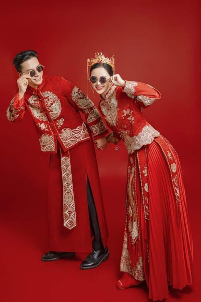 A-Z Kinh nghiệm chụp ảnh cưới kiểu Trung Quốc đẹp nhất 2026 16 Tạo dáng đứng khi chụp ảnh cưới kiểu Trung Quốc