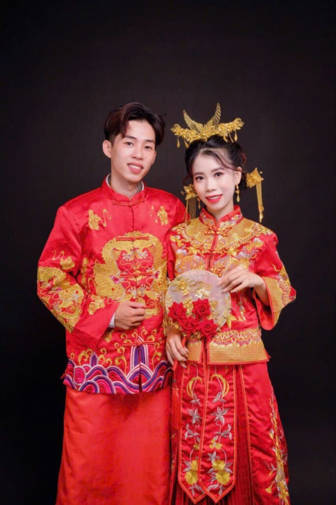 A-Z Kinh nghiệm chụp ảnh cưới kiểu Trung Quốc đẹp nhất 2026 19 Tạo dáng nghiêm túc khi chụp ảnh cưới kiểu Trung Quốc