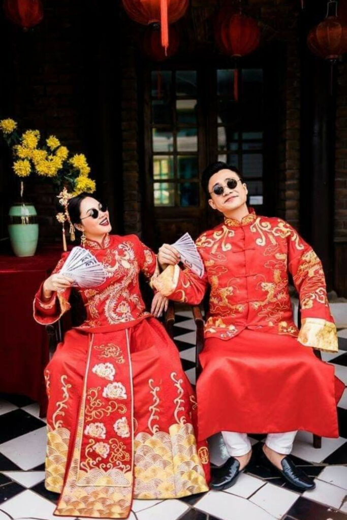 A-Z Kinh nghiệm chụp ảnh cưới kiểu Trung Quốc đẹp nhất 2026 18 Tạo dáng tinh nghịch khi chụp ảnh cưới kiểu Trung Quốc