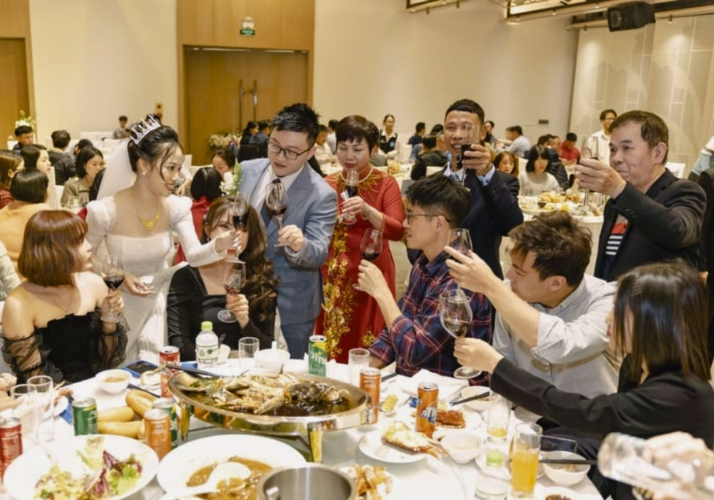 Hướng dẫn cách mời rượu đám cưới khéo, lịch sự và tinh tế 9 Câu mời rượu đám cưới ngắn gọn