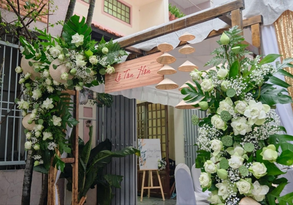 20+ Mẫu cổng cưới hoa sen đẹp, tinh tế, hiện đại, ấn tượng 7 Cổng cưới hoa sen dáng vuông cổ điển 1