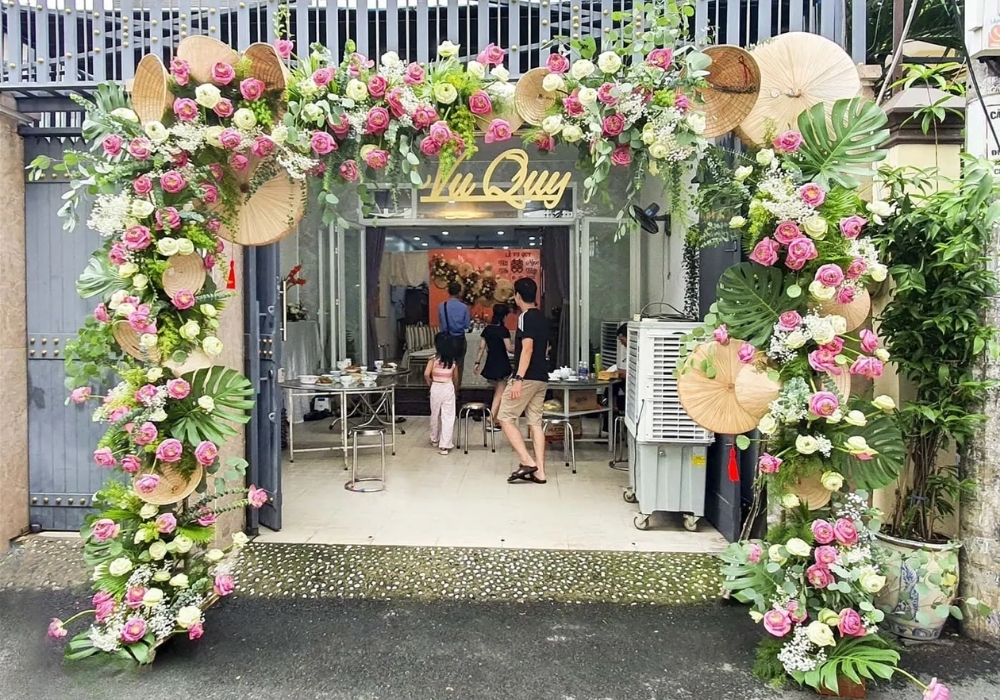 20+ Mẫu cổng cưới hoa sen đẹp, tinh tế, hiện đại, ấn tượng 9 Cổng cưới hoa sen dáng vuông cổ điển 3