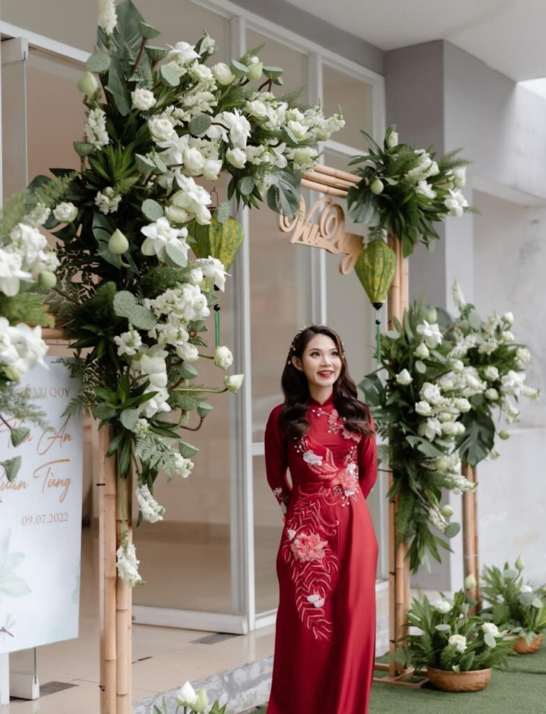 20+ Mẫu cổng cưới hoa sen đẹp, tinh tế, hiện đại, ấn tượng 2 Cổng cưới hoa sen trắng 1