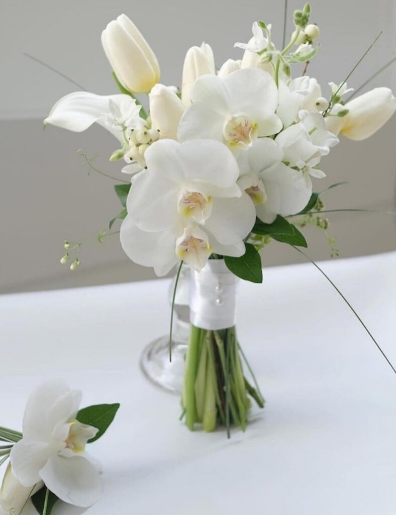 30+ Mẫu hoa cưới Lan Hồ Điệp cầm tay trắng, hồng ý nghĩa, sang trọng 17 Hoa cưới cầm tay lan hồ điệp mix hoa tulip